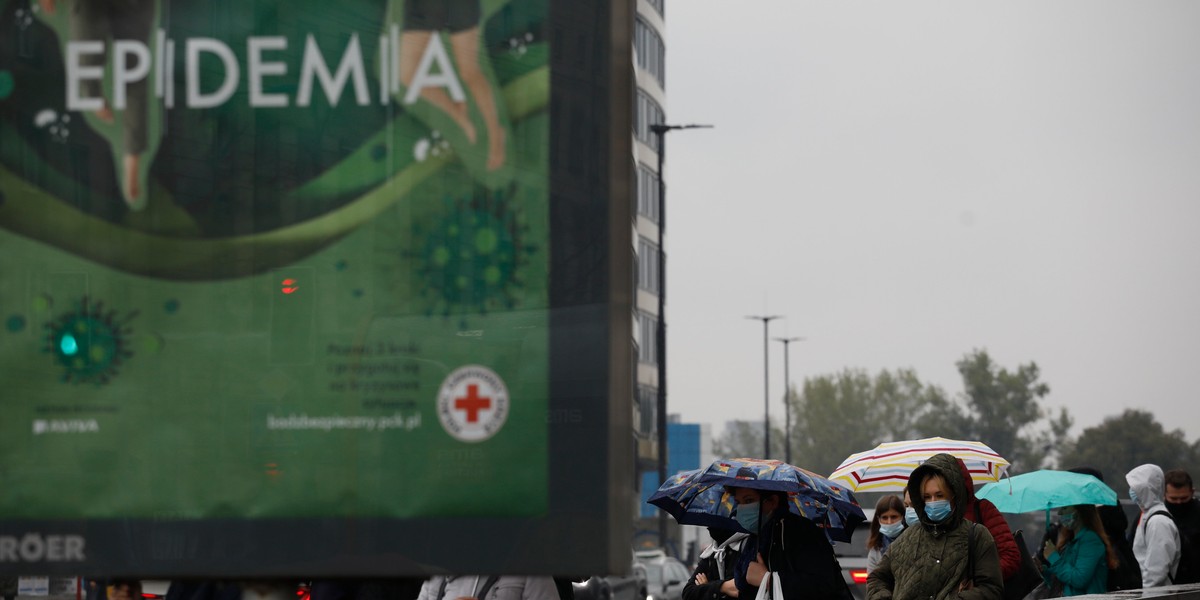 Koronawirus, jako nowa choroba i nierozpoznane ryzyko, może wpływać na decyzje ubezpieczycieli. "Jeśli u konkretnego klienta COVID-19 spowodował komplikacje, zmniejszające szanse na pozostawanie w dobrym zdrowiu, to składka, jaką zaproponuje mu ubezpieczyciel, może różnić się od składki dla osoby zdrowej" - mówi ekspert. [Zdjęcie ilustracyjne]