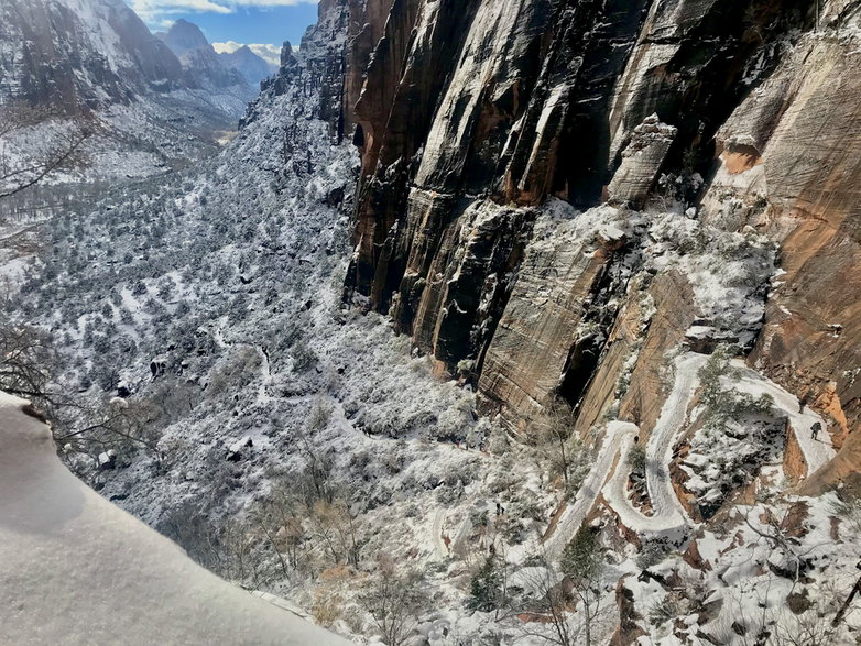 Serpentyny West Rim Trail na progu Refrigerator Canyon