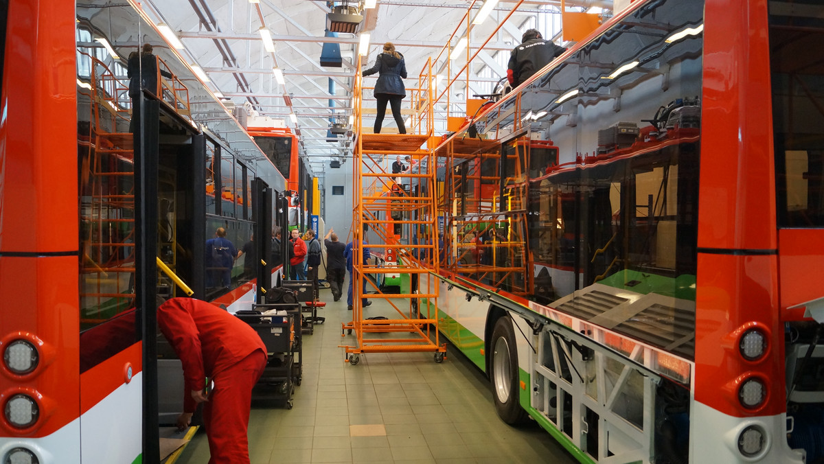 Dziesięć autobusów za kwotę 25 mln zł trafi do warszawskich Miejskich Zakładów Autobusowych. To kolejny w ostatnich dniach przetarg, który udało się wygrać lubelskiej spółce. Zaledwie kilka dni wcześniej Ursus ogłosił, że nowo wyprodukowane pojazdy pojadą również do Torunia.