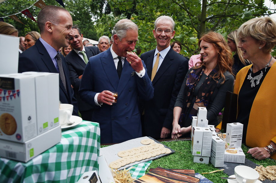 Król Karol III, jeszcze jako książę Karol podczas przyjęcia z okazji 21 rocznicy powstania marki Dutchy Oryginals. Clarence House, wrzesień 2013 r.