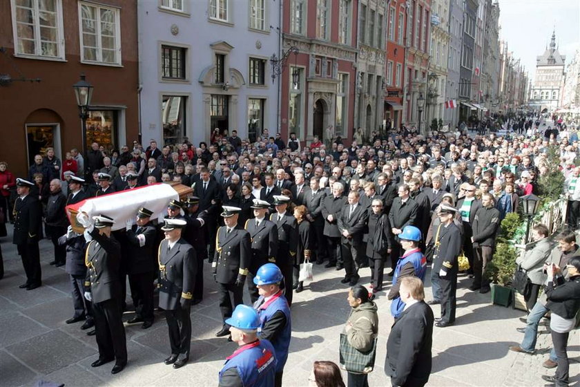 Trumna z ciałem Macieja Płażyńskiego, który zginął w katastrofie prezydenckiego samolotu pod Smoleńskiem, została przywieziona w poniedziałek do Gdańska. Najpierw karawan zatrzymał się przed siedzibą Urzędu Wojewódzkiego i Marszałkowskiego