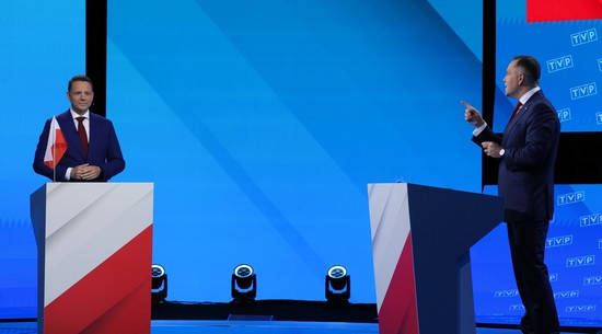 Debata prezydencka zaczęła się od spięcia. "Jest pan królikiem doświadczalnym"