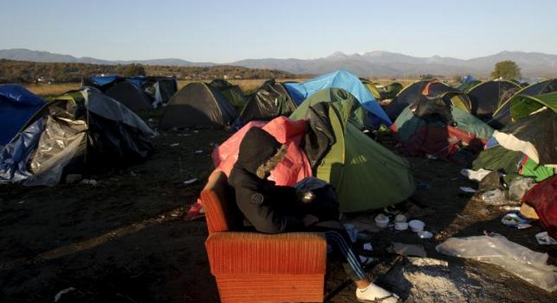 Greece starts removing stranded migrants at Macedonia border