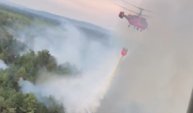 Piloti Helikopterske jedinice MUP gase požar u Deliblatskoj peščari 