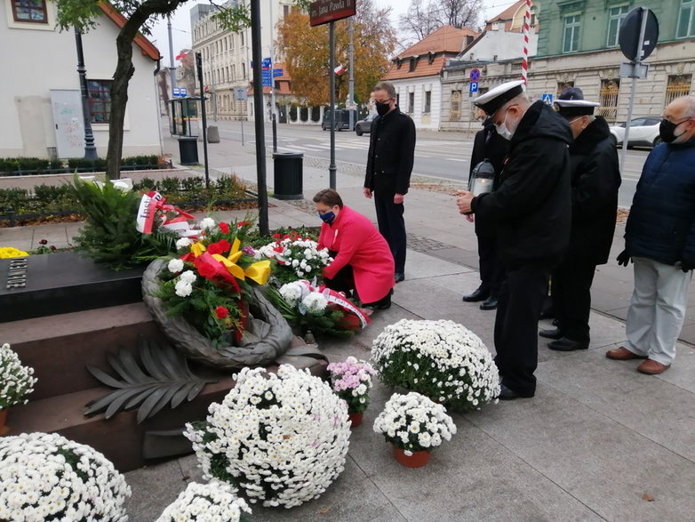 Posłowie KO złożyli kwiaty przed Grobem Nieznanego Żołnierza z okazji Święta Niepodległości