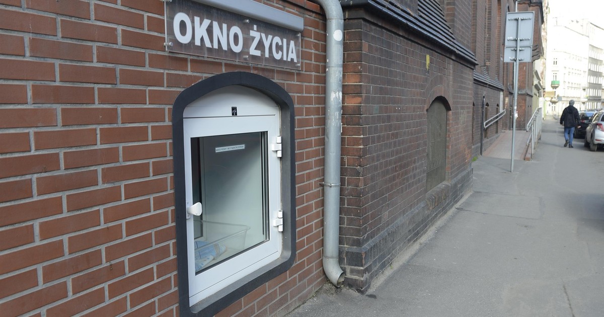 Dwuletni chłopiec w oknie życia we Wrocławiu. "Powiedział, iż przyprowadził go tata"