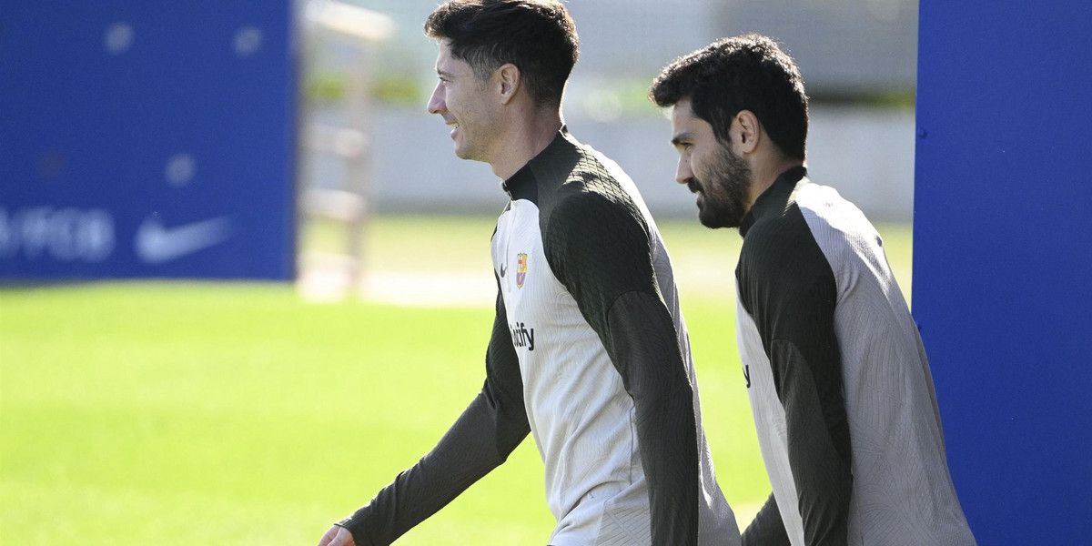 Robert Lewandowski wychodzi razem z Ilkayem Gundoganem na trening Barcelony.