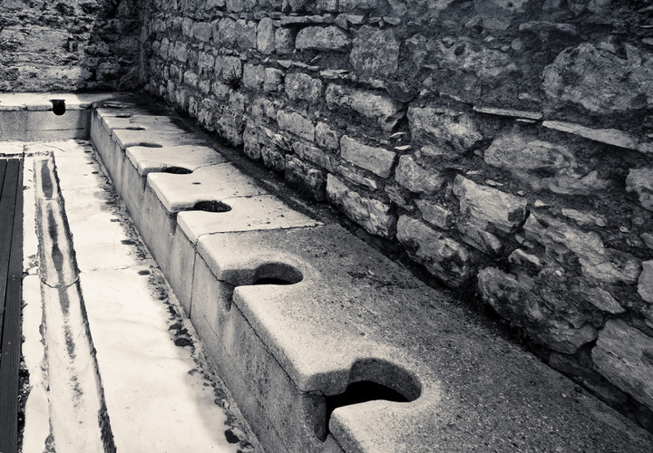 Rzymskie latryny w mieście Efez / źródło: Shutterstock, autor: Repina Valeriya