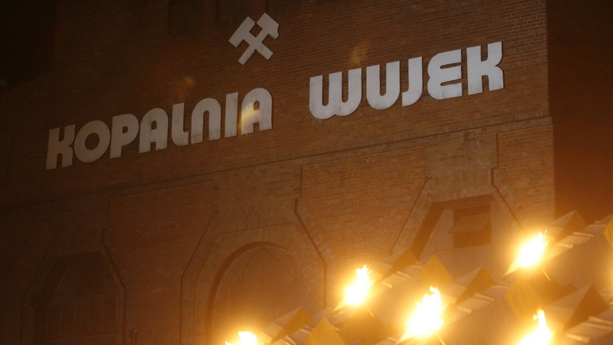 Sześć kolejnych osób - elektromonterów i osób dozorujących ich pracę - usłyszało zarzuty śledztwie dotyczącym katastrofy w KWK Wujek-Śląsk. We wrześniu 2009 r. w wyniku zapalenia i wybuchu metanu zginęło tam 20 górników, ponad 30 zostało rannych.