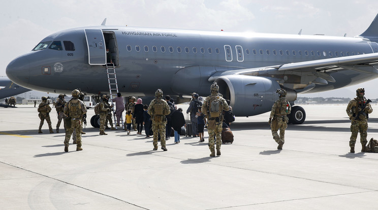 Az amerikai tengerészgyalogság által közreadott képen magyar katonák kimentendő afgán, magyar és amerikai állampolgárokat kísérnek a magyar légierő gépéhez a kabuli Hamid Karzai Nemzetközi Repülőtéren / Fotó: MTI/AP/Amerikai tengerészgyalogság/Nicholas Guevara őrvezető