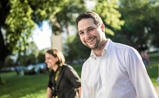 Patryk Jaki wraz z szefem sztabu wyborczego PiS Tomaszem Porębą w środę wieczorem przed kamienicą na ul. Poznańskiej zorganizowali konferencję prasową, która poprzedziła spacer, podczas którego politycy pokazywali budynki objęte roszczeniami.