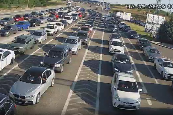 (FOTO) HAOS NA PUTEVIMA U SRBIJI! AMSS izdao hitno upozorenje, OVAJ KORIDOR maksimalno opterećen: Stvaraju se ogromne GUŽVE i na granicama, evo gde je NAJKRITIČNIJE