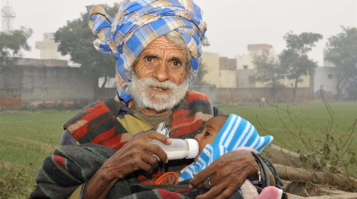 Старик индус. Молодой и пожилой человек. Отец стал старым. Старик индия. Дедушка и внук.