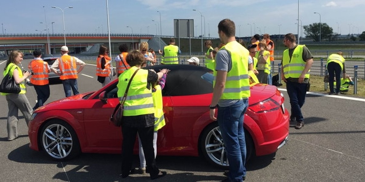 Niewidome dzieci poznają autostradę.