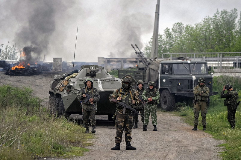 Według ukraińskiego resortu, zestrzelono z przenośnych wyrzutni rakietowych dwa helikoptery Mi-24 należące do wojska. Zginęły 2 osoby, kilka zostało rannych. Inny śmigłowiec został ostrzelany. Zdaniem Ministerstwa Obrony, te przypadki świadczą o tym, że nie można mówić o żadnych "pokojowych demonstrantach", a raczej o profesjonalnych wojskowych, którzy są dobrze uzbrojeni i nie przejmują się ewentualnymi stratami wśród ludności cywilnej. Resort zaznacza, że świadczy to o tym, że w walkach uczestniczą albo najemnicy, albo żołnierze armii innego kraju.
