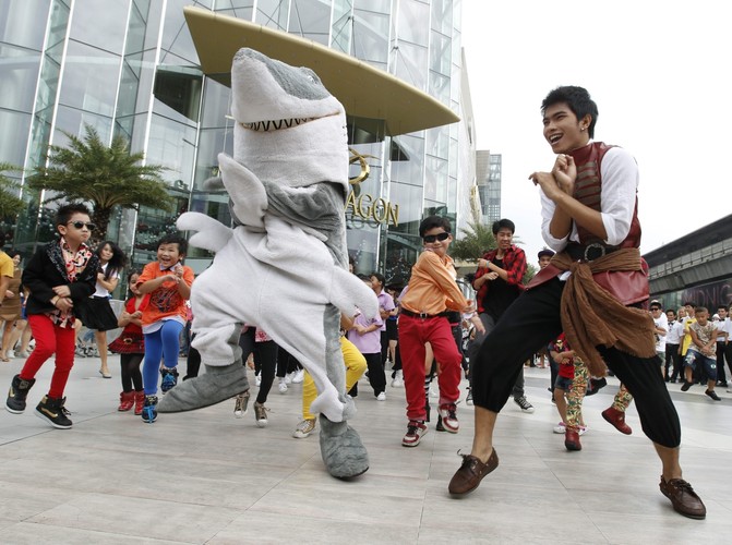 Fani tańczą 'Gangnam Style' w Tajlandii