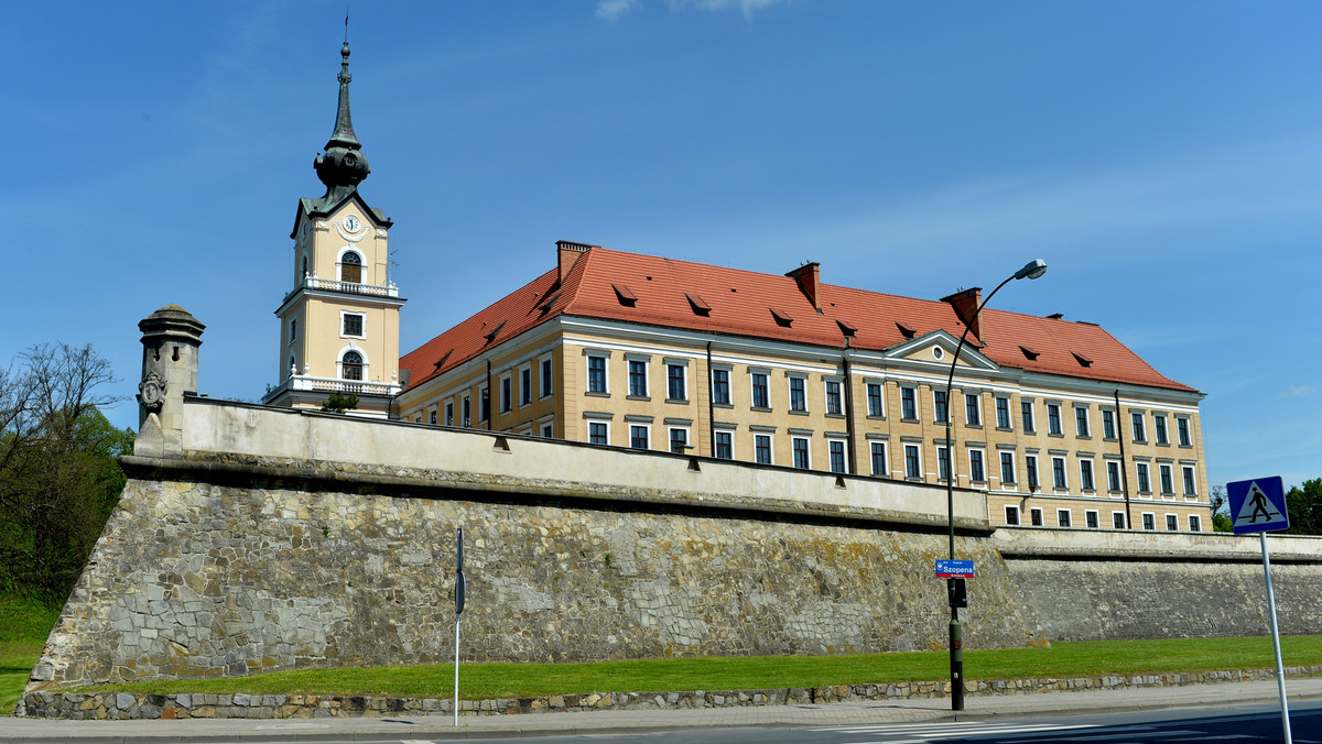 Ministerstwo Sprawiedliwości przekaże samorządowi Rzeszowa Zamek Lubomirskich, gdzie mieści się Sąd Okręgowy. Miasto ma z kolei przekazać nieodpłatnie działkę pod budowę nowego budynku sądu. O decyzji w tej sprawie poinformowali minister sprawiedliwości Zbigniew Ziobro, wiceminister Marcin Warchoł oraz prezydent miasta Tadeusz Ferenc.