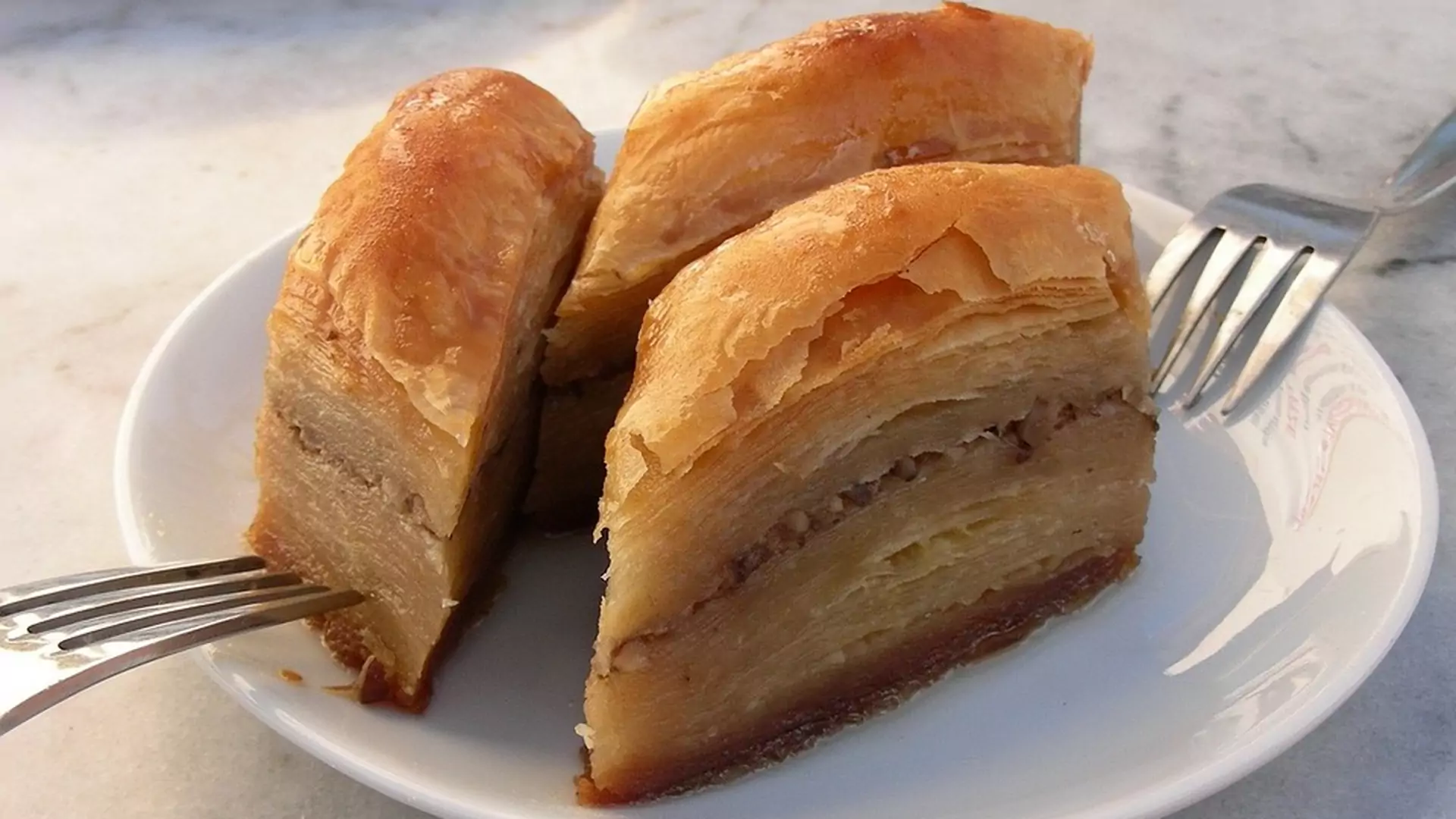 Cud, miód i orzeszki! Baklava w dwóch wersjach - klasyczna grecka i turecka z ciasta francuskiego