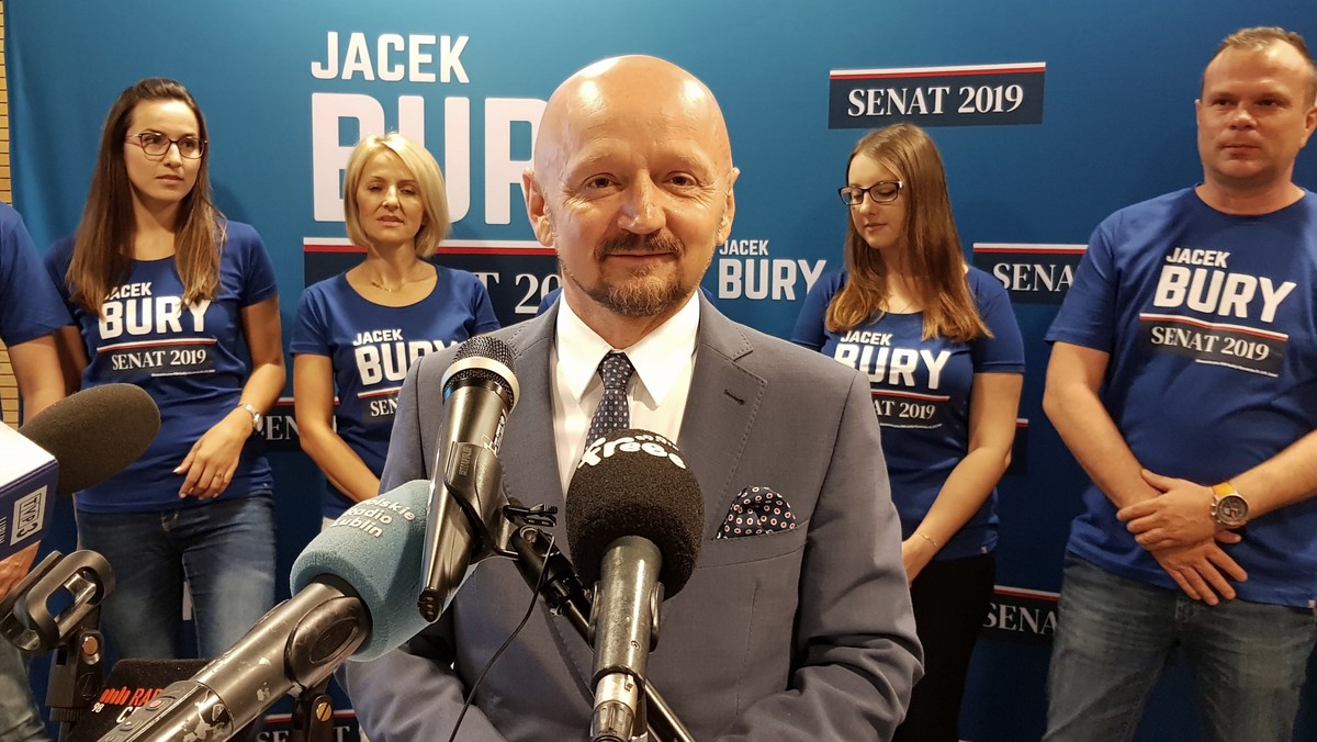 Senator Koalicji Obywatelskiej z Lublina jest przeciwny przekazaniu 2 mld zł na TVP. Wyliczył, że daje to 5,5 mln zł dziennie na telewizję Jacka Kurskiego. Zdaniem Jacka Burego PiS specjalne zabiera pieniądze samorządom, by w razie poważnych problemów finansów móc wprowadzić tam swoich komisarzy. - PiS nie kocha dużych miast, ponieważ duże miasta nie kochają PiS - mówi w rozmowie z Onetem Jacek Bury.