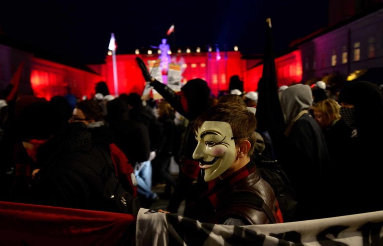 Marsz antyfaszystowski, zorganizowany w Święto Niepodległości przez Porozumienie 11 Listopada, mija Pałac Prezydencki.