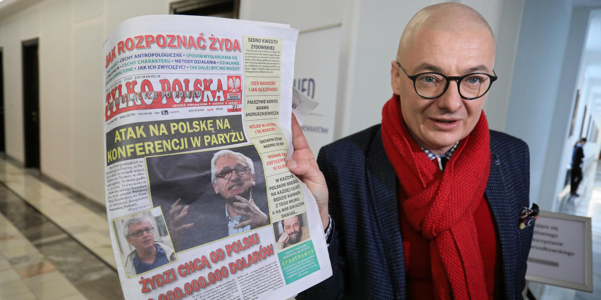 Michał Kamiński prezentuje antysemicką gazetę, która była dostępna w sejmowym kiosku