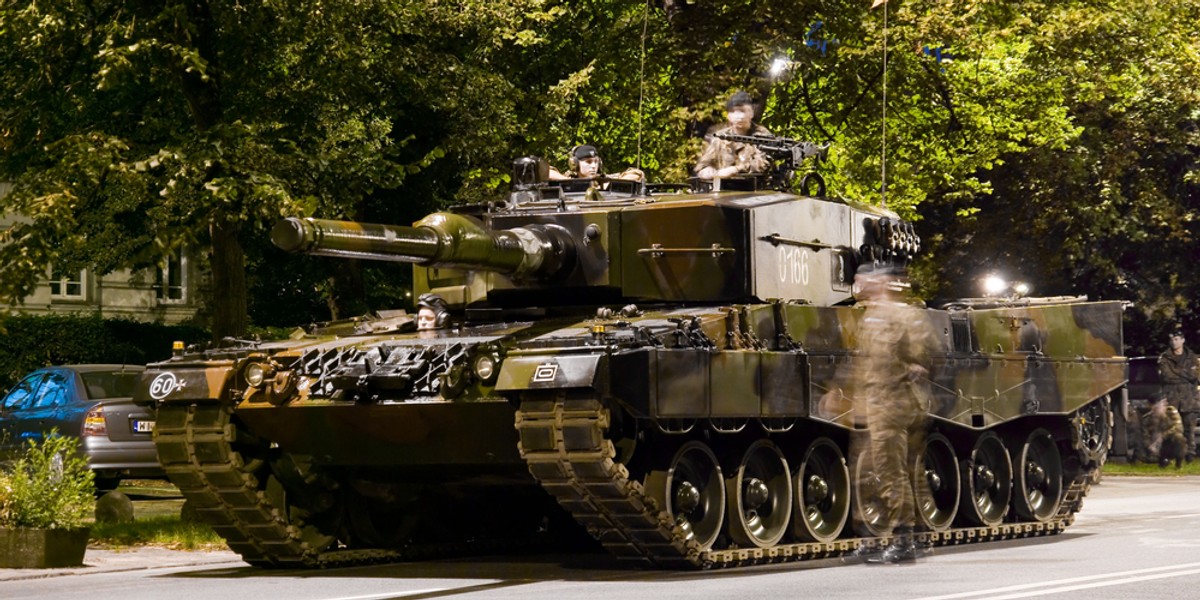  Czołg Leopard 2A4 zużywa nawet 790 litrów oleju napędowego na 100 km. Paliwo kupowane dla Sił Zbrojnych RP jest specjalnie produkowane dla wojska i jest innym paliwem niż to dostępne na stacjach paliw na rynku cywilnym. 