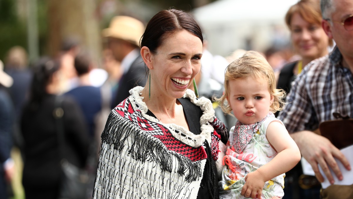 Jacinda Ardern z córką Neve Gayford podczas święta narodowego, Waitangi, Nowa Zelandia, 6 lutego 2020 r.  Fot. Fiona Goodall/Getty Images. 