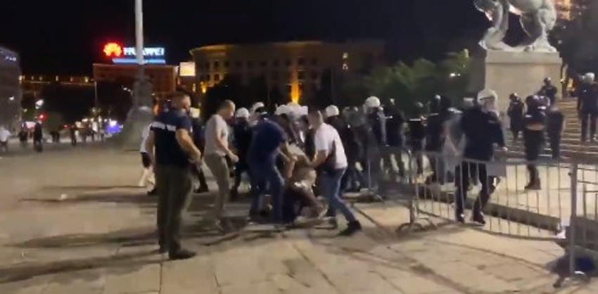 Policija hapsi i proteruje demonstrante