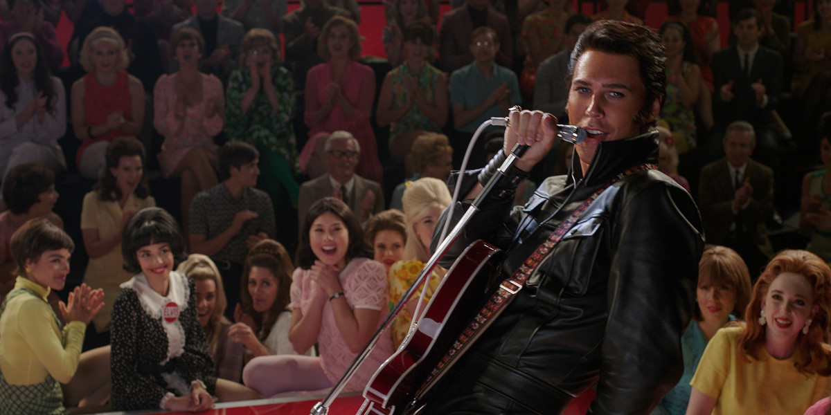 Elvis Presley to niekwestionowany Król Rock and Rolla, legendą i prawdziwa ikona amerykańskiej popkultury. W nowym filmie Baza Luhrmanna w jego postać wciela się Austin Butler.