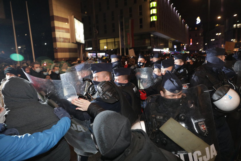 Trwa protest kobiet w Warszawie. Doszło do przepychanek z policją