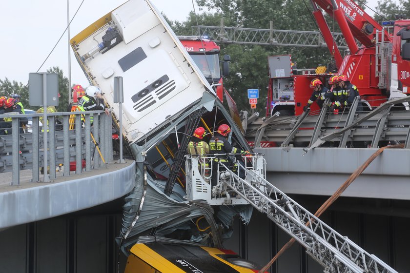 Ratowali pasażerów autobusu, który spadł z wiaduktu, spotkało ich wielkie wyróżnienie 