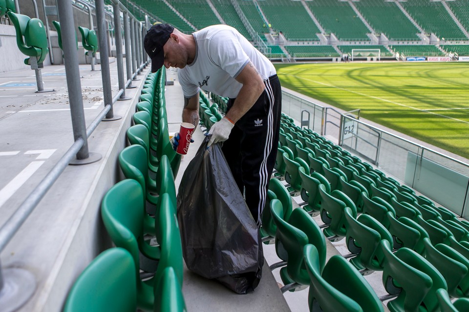 Więźniowie posprzątali wrocławski stadion