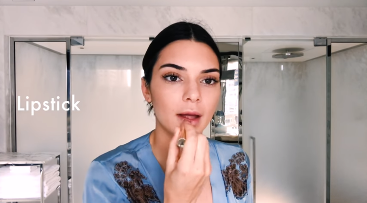 Kendall Jenner a Vouge kamerái előtt mutatta meg sminktippjeit