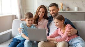 1080 zł zamiast 800 plus na dziecko do 25. roku życia. Komu i na jakich warunkach przysługuje świadczenie?