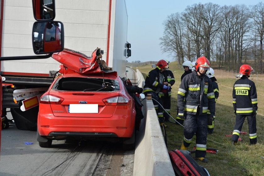 Osobówka wbiła się pod naczepę ciężarówki. Kierowca zginął na miejscu