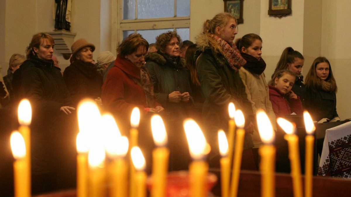 Mieszkający m.in. na Podkarpaciu grekokatolicy w przypadający w piątek dzień św. Dymitra, męczennika żyjącego na przełomie III i IV wieku, wspominają zmarłych i modlą się za nich. Odwiedzają także ich groby.