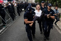 Demonstracje pod Sejmem po przeglosowaniu ustawy o Sadzie Najwyzszym