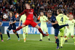 Liga Mistrzów: Barcelona pokonana w Paryżu. Debiut Skorupskiego. WIDEO