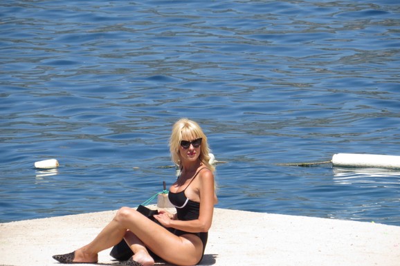 (PAPARACO) Uhvatili smo našu glumicu (48) na plaži: Skinula providni ogrtač i pokazala obline DUGA NOGE I UZAK STRUK - mamila uzdahe u Crnoj Gori