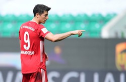 To mu się po prostu należało! Robert Lewandowski najlepszym piłkarzem sezonu 2019/20
