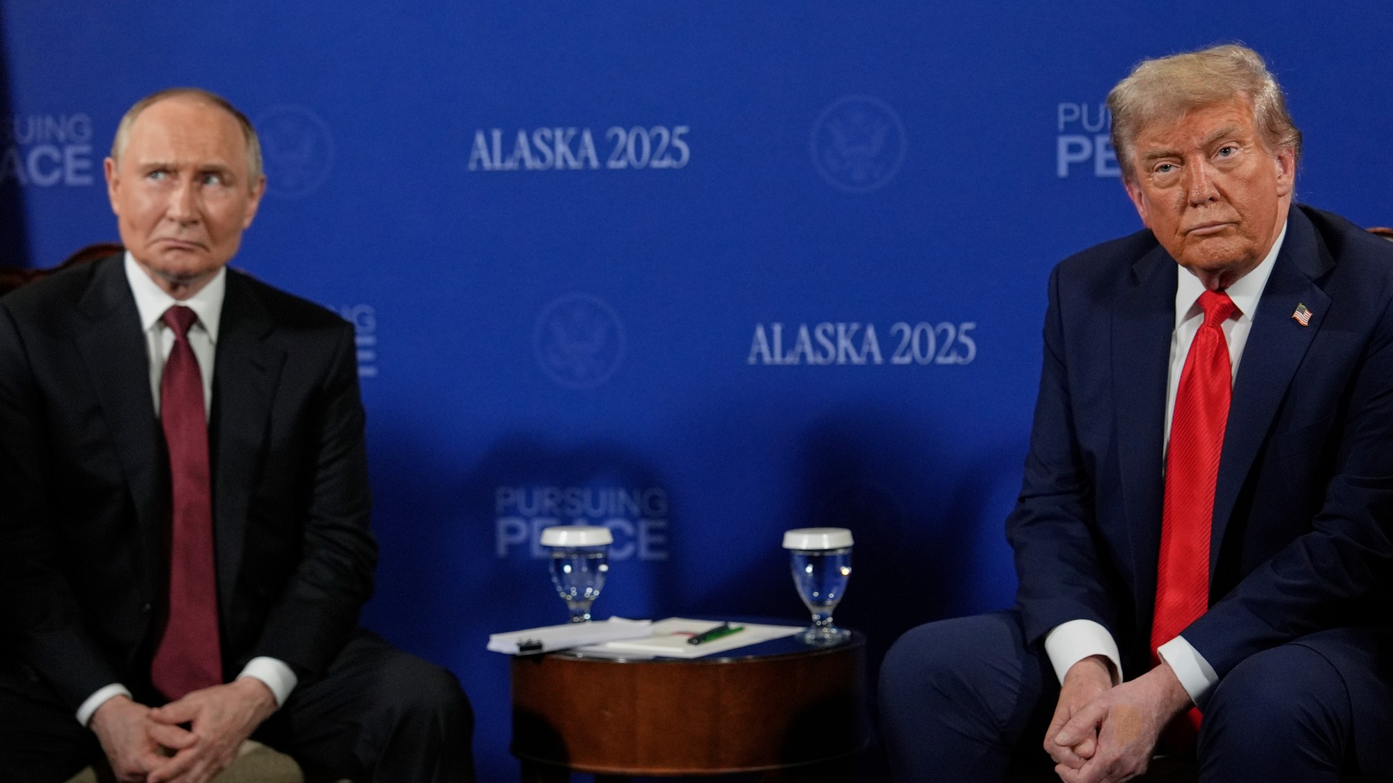 Prezident Donald Trump s ruským prezidentom Vladimirom Putinom na Aljaške.