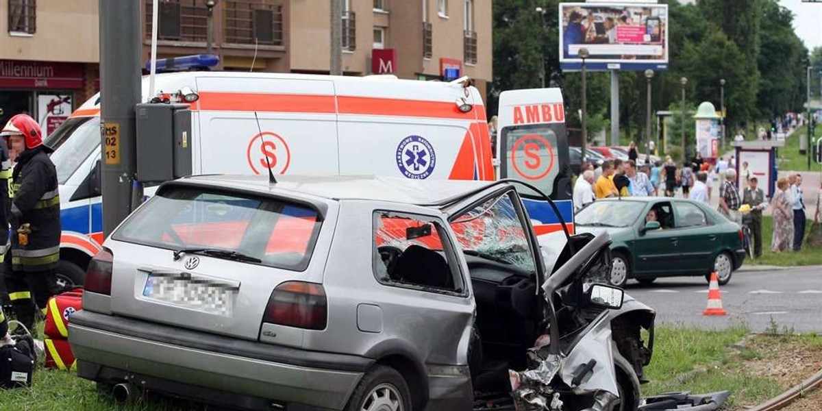 Miał prawie 5 promili. Uderzył w słup. Sam nie zginął, ale...