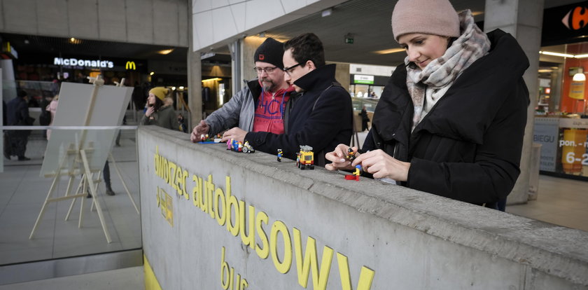 Happening w Katowicach. Ludziki z klocków naprawiają schody