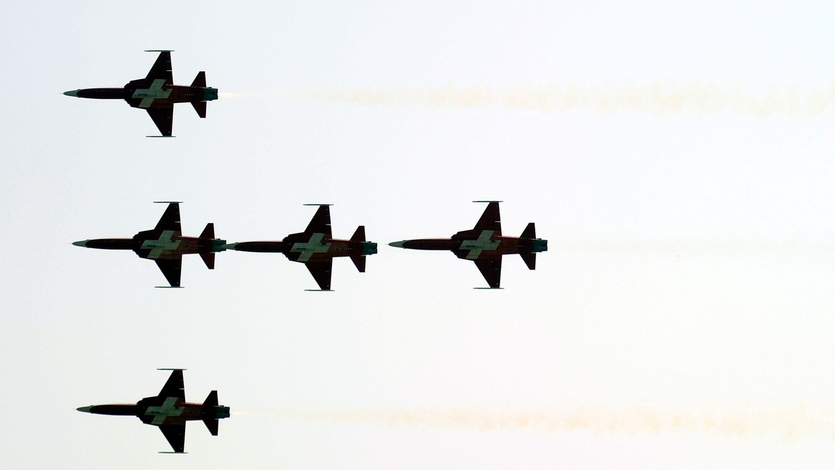 Kilkadziesiąt tysięcy miłośników lotnictwa zgromadziły Międzynarodowe Pokazy Lotnicze Air Show 2011 w Radomiu (Mazowieckie). Największą imprezę lotniczą w kraju oficjalnie otworzył minister obrony narodowej Tomasz Siemoniak.