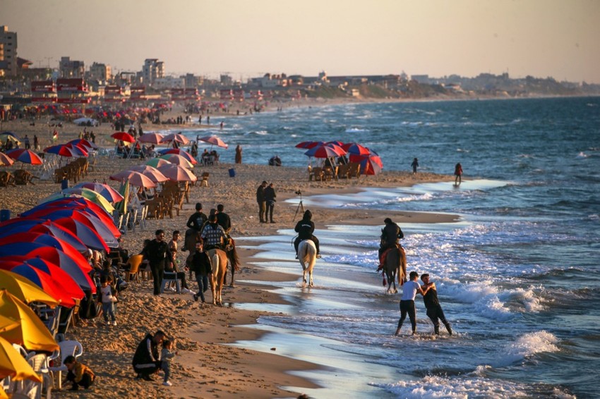 Palestinci na plaži u Gaza Sitiju 26. aprila 2023.