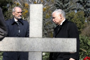 Jarosław Kaczyński i Antoni Macierewicz podczas 10. rocznicy katastrofy smoleńskiej na Powązkach Wojskowych, 10 kwietnia 2020 r.