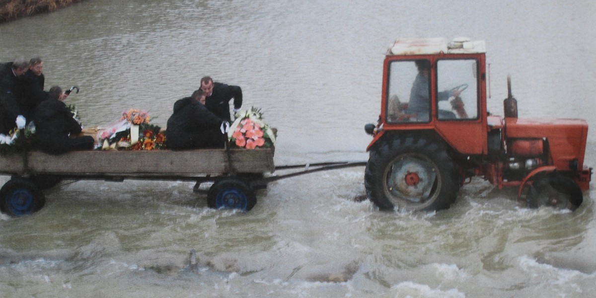 Wożą zmarłych furmanką przez rzekę