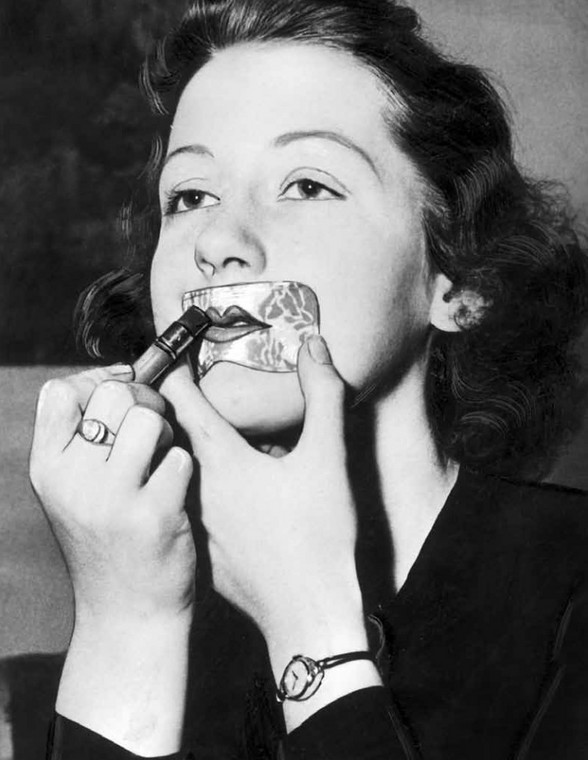 Nic tak nie rujnuje makijażu jak źle pomalowane usta. W latach trzydziestych niewprawną rękę można było wspomóc specjalnym szablonem. Taki wzornik pozwalał uzyskać upragniony kształt dzięki dwóm pociągnięciom szminki.