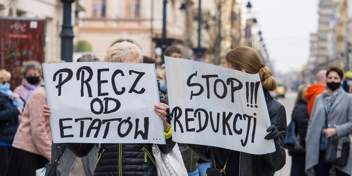 Protest w sprawie zwolnień pracowników niepedagogicznych w Łodzi 