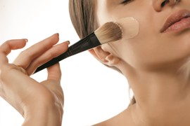 Šminkerka otkriva SVE TAJNE PUDERA za zrelu kožu koji osvežavaju i POMLAĐUJU izgled, a ne uvlače se u PORE